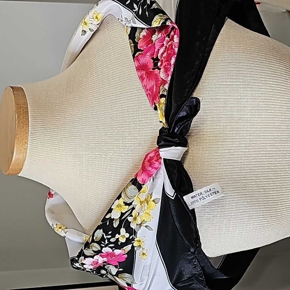 Beautiful women's 34" square scarf. Water silk 💯 % polyester. Rn#76541 - Picture 4 of 5